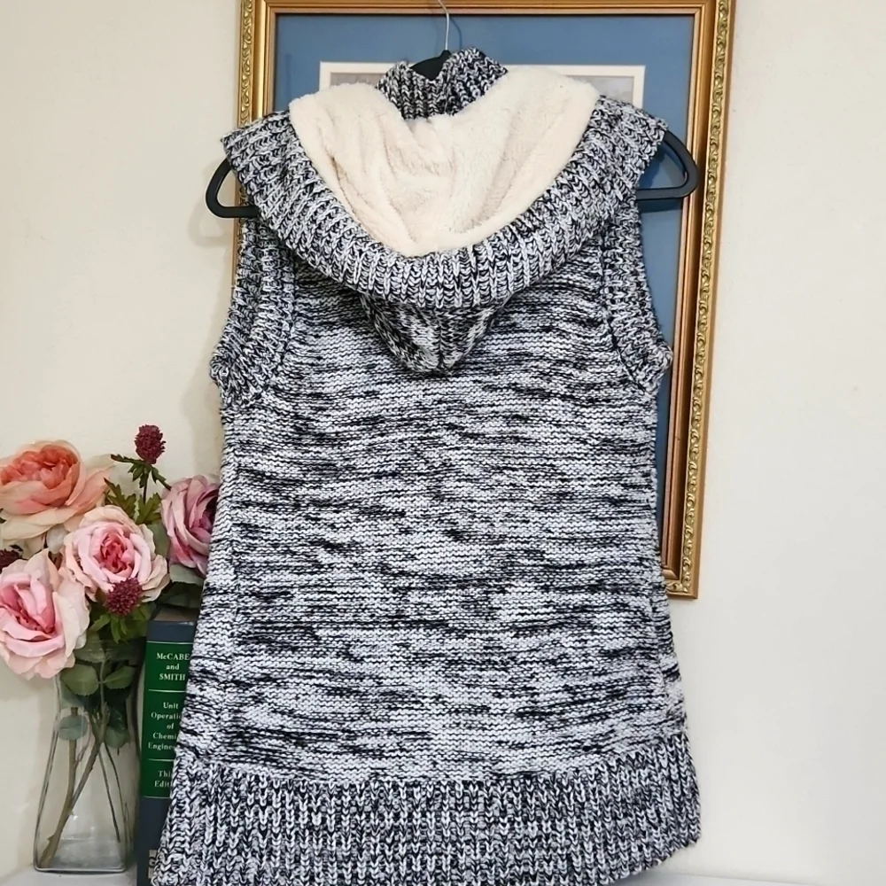 Cavalini Sweater Vest hoodie Super Cozy Zipper and button closure size M Winter